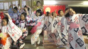 左が木場小路万灯組、右が横町万灯組のけいこ風景
