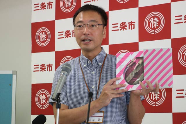 記者会見する国定市長
