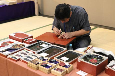  県内の作家の参加を取りまとめた燕市の彫金作家、田公美知子さん