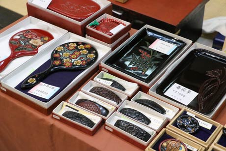  県内の作家の参加を取りまとめた燕市の彫金作家、田公美知子さん