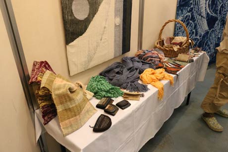  県内の作家の参加を取りまとめた燕市の彫金作家、田公美知子さん