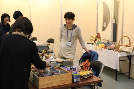  県内の作家の参加を取りまとめた燕市の彫金作家、田公美知子さん