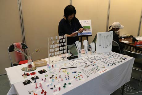  県内の作家の参加を取りまとめた燕市の彫金作家、田公美知子さん