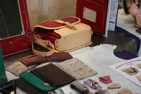  県内の作家の参加を取りまとめた燕市の彫金作家、田公美知子さん
