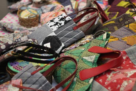  県内の作家の参加を取りまとめた燕市の彫金作家、田公美知子さん