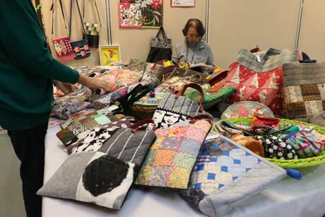  県内の作家の参加を取りまとめた燕市の彫金作家、田公美知子さん