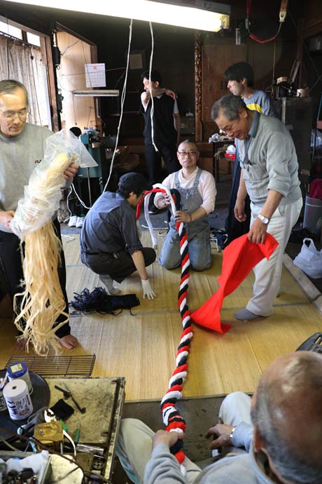  鈴緒を作る敬神会