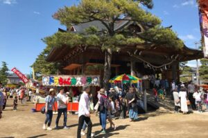 14日は三条市・八幡宮の春季大祭の宵宮で昼からにぎわう