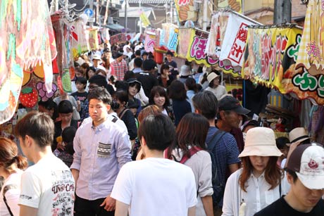 午後3時ころ参道から延びる露店には人をよけて歩く人出