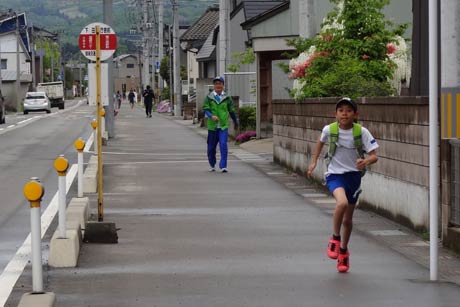 走ってゴールを目指す生徒も