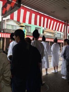 午後2時25分ころアーケードで雨宿りする大名行列の白丁