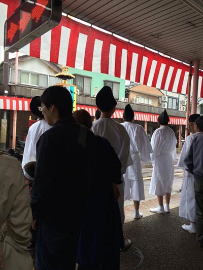  午後2時25分ころアーケードで雨宿りする大名行列の白丁