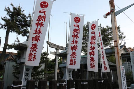 戸隠神社前で春季祭礼を告げる旗が揺れる