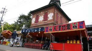 吉田天満宮の大祭で本町通りから学校町通りまで並ぶ露店