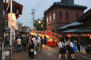 吉田天満宮の大祭で本町通りから学校町通りにかけて196の露店が並んだ