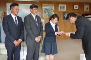 左から「ふるふる会」の石黒貴之果樹部会長、石黒博之会会長、「ふるふる」の樋口未来店長