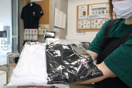 唯一、きららんポロシャツの一般販売をしている燕市役所1階売店