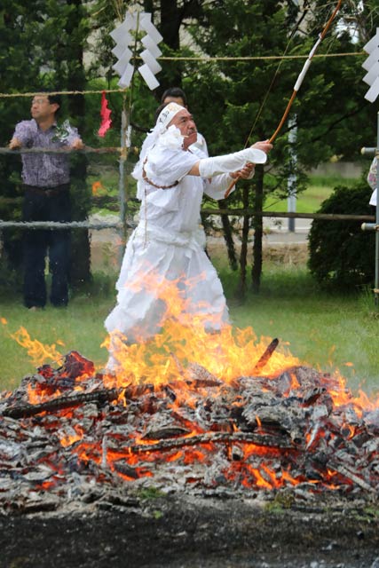 火渡りの神事が続く