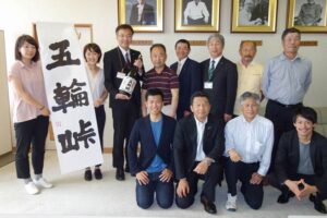 下田生まれの芋焼酎「五輪峠」完成で国定三条市長を表敬