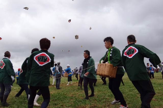 三条防災ステーションで開かれている三条凧合戦
