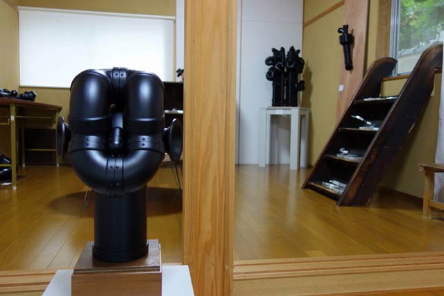  「あとりえきっか」で開かれている須貝正利彫刻展