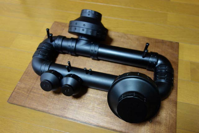 展示している塩ビパイプなどを素材にした須貝正利さんの作品
