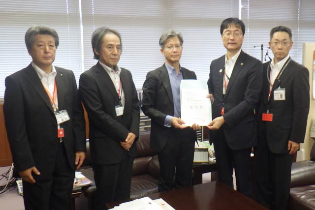 国交省の毛利信二国土交通審議官(中央)に「国道116号改良整備促進に関する要望書」を提出