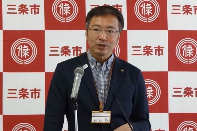  記者会見する国定市長