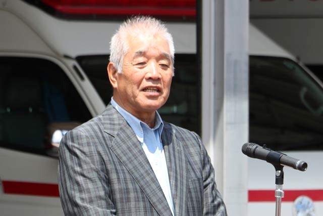 あいさつする相場支会長