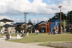 子どもたちの歓声が響く5日午後4時49分の条南あおば公園