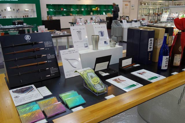  燕三条地場産業振興センター物産館の「父の日フェア」特設コーナー