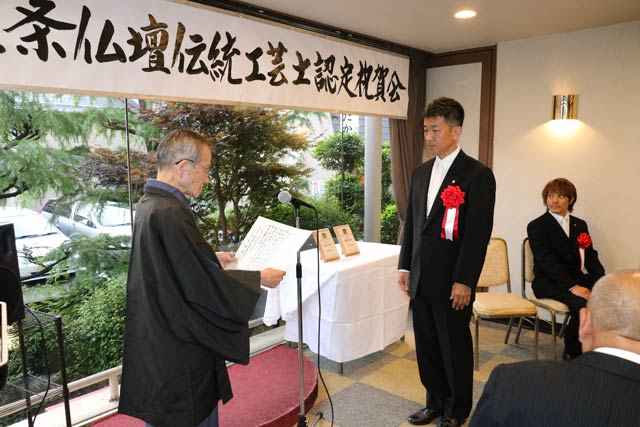  三条仏壇伝統工芸士会の高橋会長から三条仏壇伝統工芸士認定証の授与