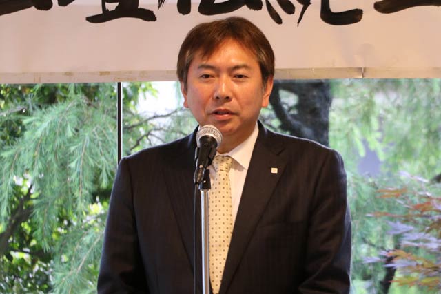 あいさつする三条・燕・西蒲仏壇組合の山田理事長