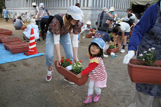 八幡宮でプランターに花を植える