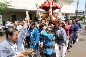 「白ふじの里」でみこしの披露