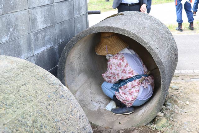 サイロの中に身を隠す住民
