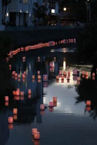 岩室温泉の矢川で幻想的な灯籠流し