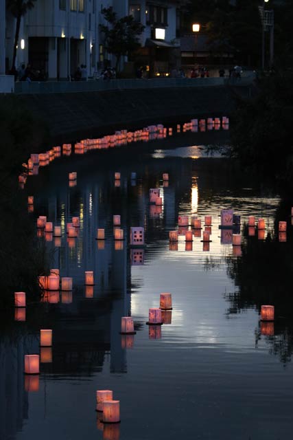 矢川で恒例の灯籠流し