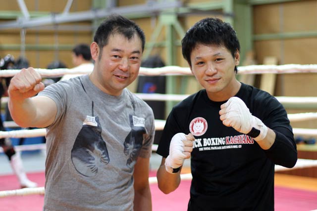 KAGAYAKI代表の伊達さん(左)とキックボクシングJr.チャレンジマッチを行う8月にプロデビューする石月さん