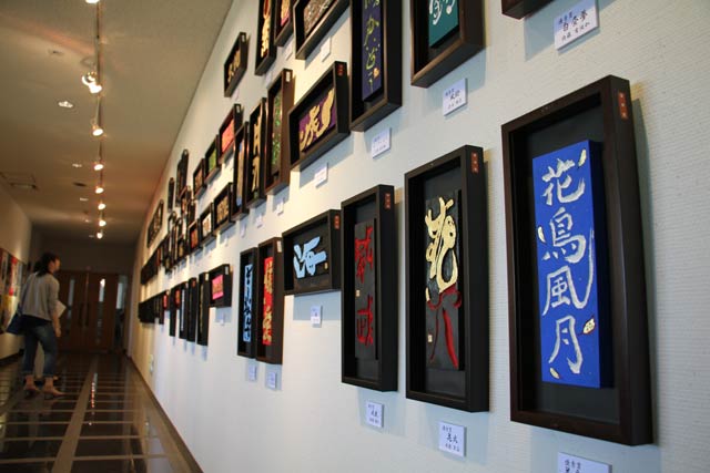 第11回高校生刻字展で団体準優勝を受けた栃尾高校生徒の作品を一堂に