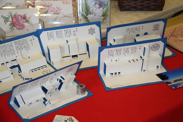 廃校になった三条市内の小中学校校舎をテーマにした折紙建築