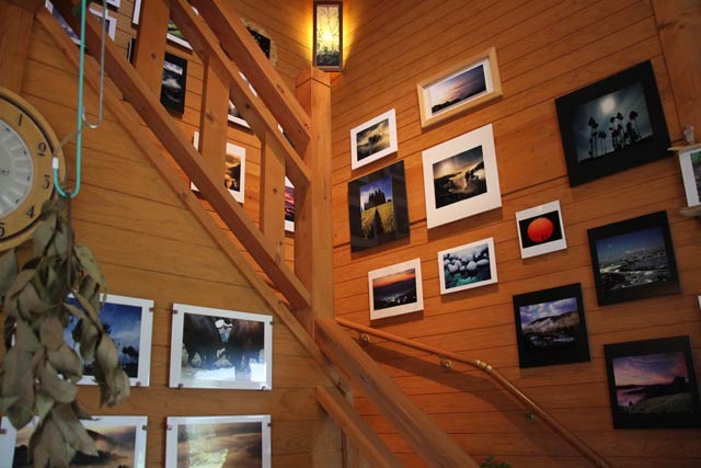 アトリエの空間を生かして展示されている写真