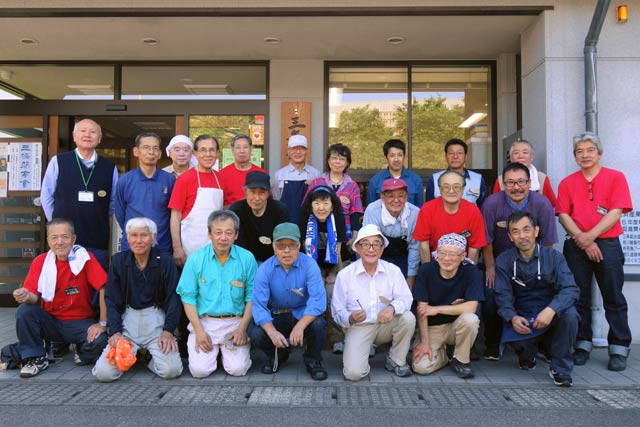 三条鍛冶道場中級コース実行委員会メンバーと指導した越後三条鍛冶集団のメンバー
