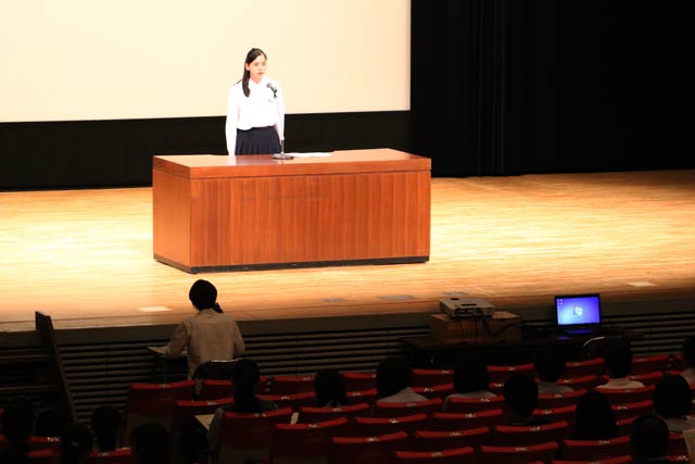 スピーチを行う浅野さん 