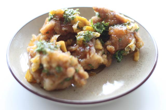 レシピに従って燕市職員が再現した学校給食の鶏肉のレモン和え