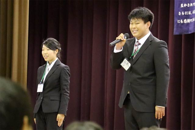 学生スタッフ代表であいさつする左が新潟大2年志賀さん、右が県立大1年山崎さん