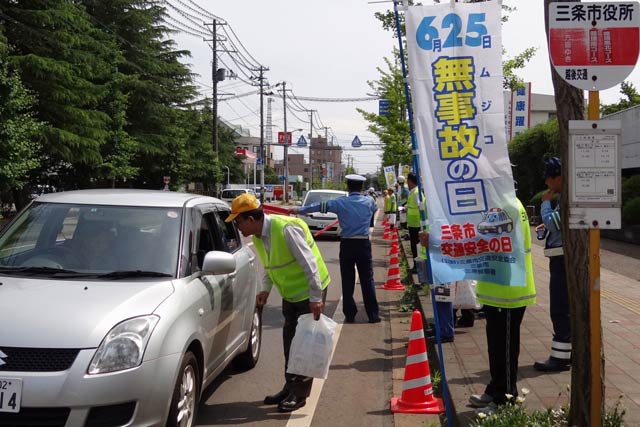 三条市役所前で街頭活動