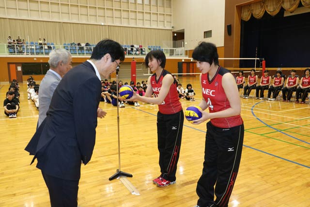 NECレッドロケッツから燕市バレーボール協会と燕市にサイン入りボール