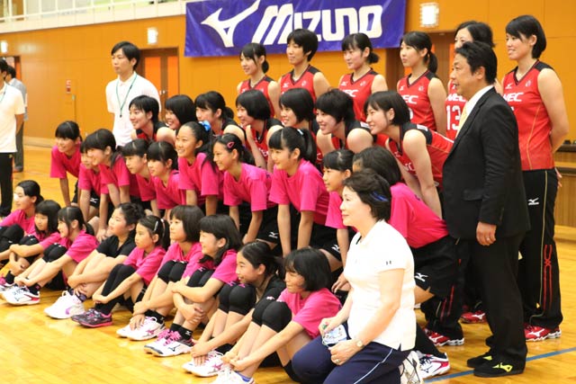 NECレッドロケッツと参加者で記念写真