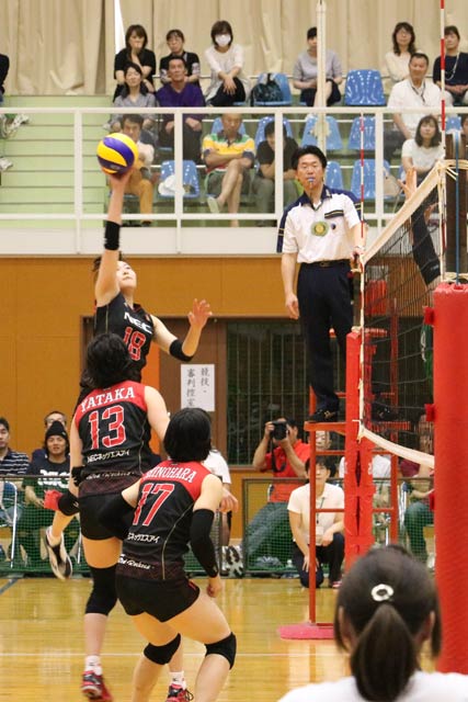  燕市バレーボール協会設立10周年記念事業の招待試合でNECレッドロケッツ（黒に赤のユニホーム）と新潟医療福祉大（黒に緑）が対戦